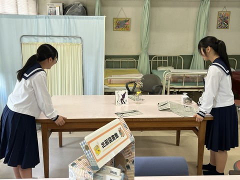 保健委員の生徒が設営を手伝っている様子